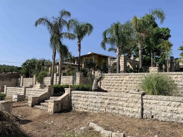 casa indipendente in vendita a Sortino