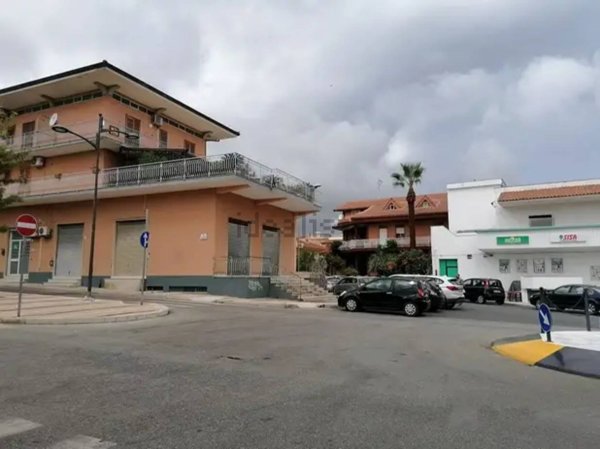 locale commerciale in vendita a Priolo Gargallo