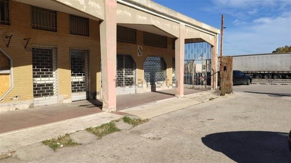 locale commerciale in vendita a Priolo Gargallo