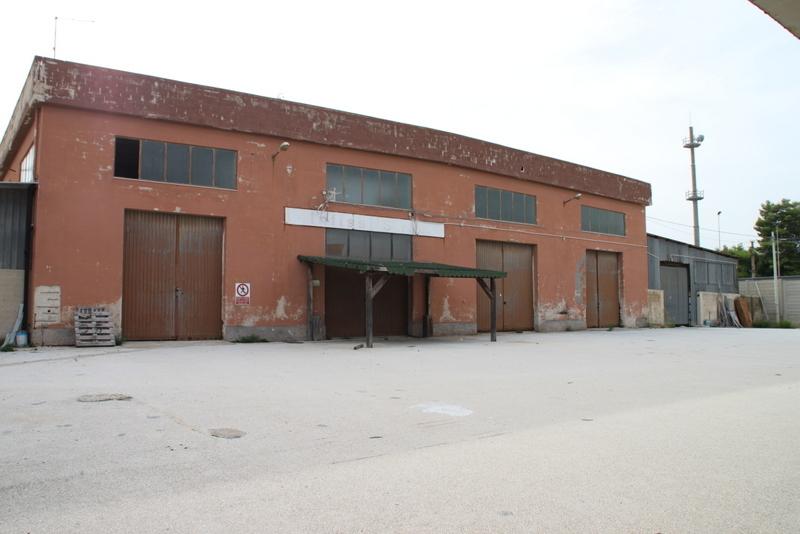 locale commerciale in vendita a Priolo Gargallo