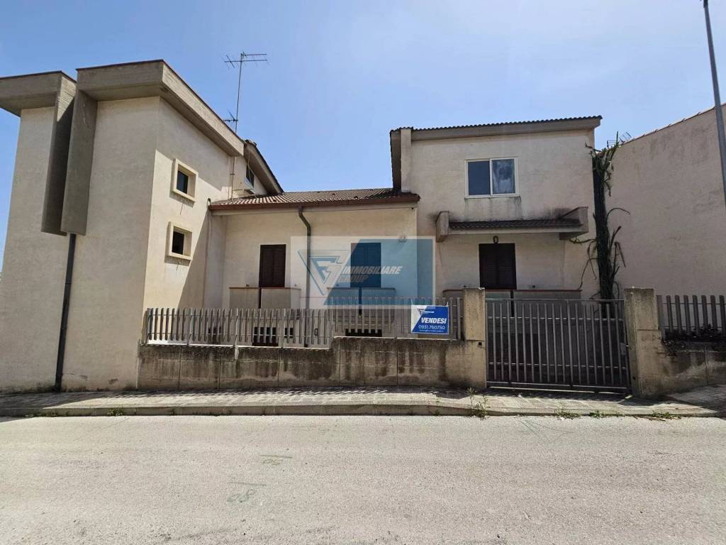 casa indipendente in vendita a Priolo Gargallo