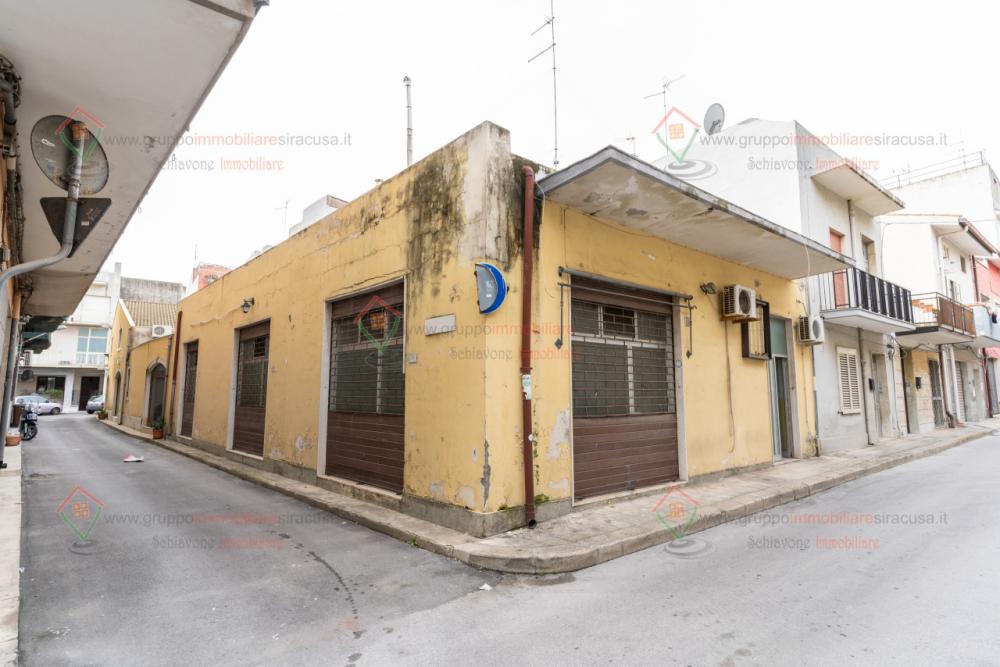 locale commerciale in vendita a Priolo Gargallo