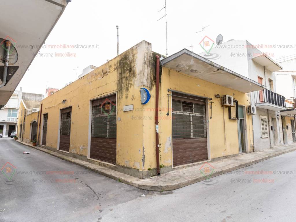 locale commerciale in vendita a Priolo Gargallo