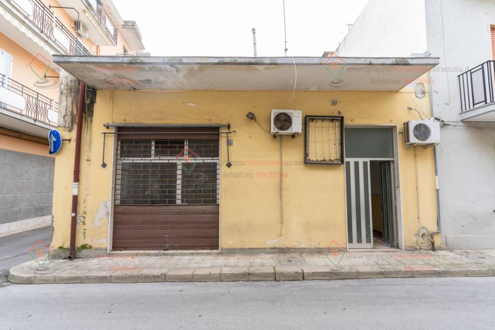 locale commerciale in vendita a Priolo Gargallo