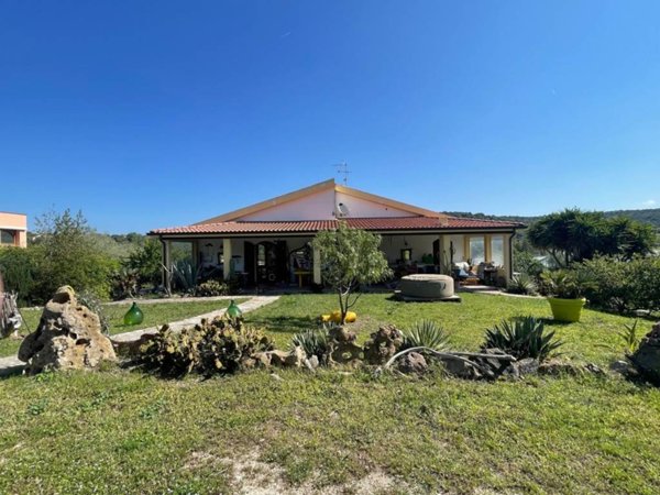 casa indipendente in vendita ad Alghero in zona Fertilia