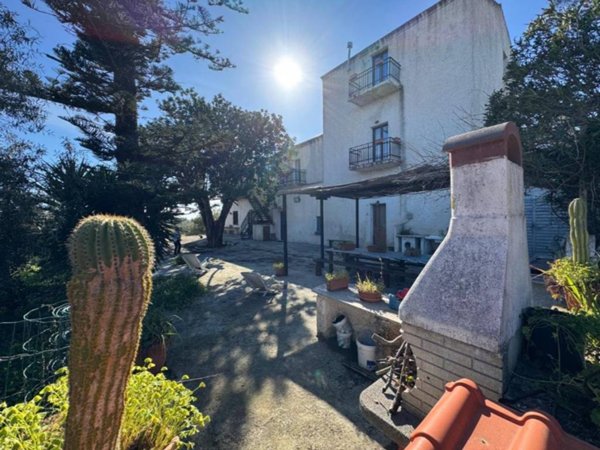villa in vendita ad Alghero in zona Pivarada