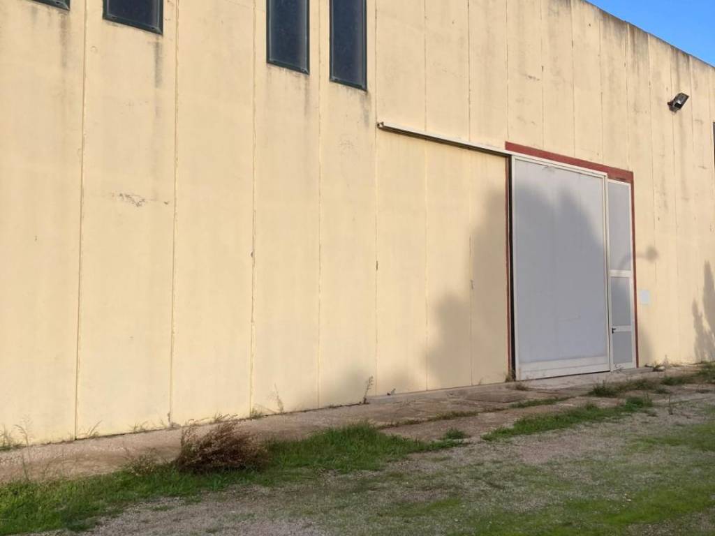 locale commerciale in vendita ad Alghero in zona Fertilia