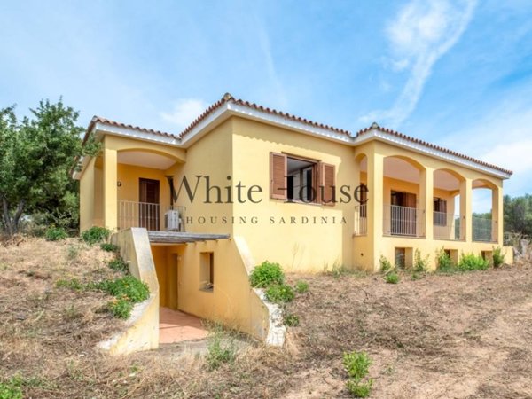 casa indipendente in vendita ad Arzachena in zona Cannigione