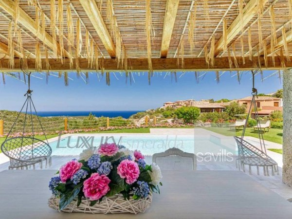 casa indipendente in vendita ad Arzachena in zona Pantogia