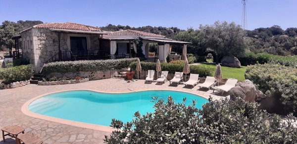 casa indipendente in vendita ad Arzachena in zona Abbiadori