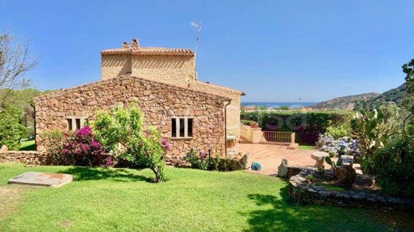 casa indipendente in vendita ad Arzachena in zona Baja Sardinia