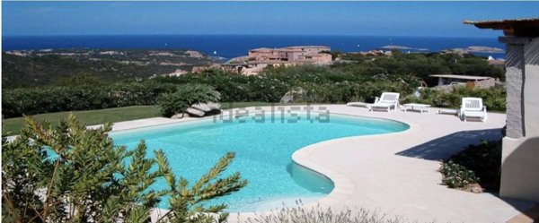 casa indipendente in vendita ad Arzachena in zona Pantogia
