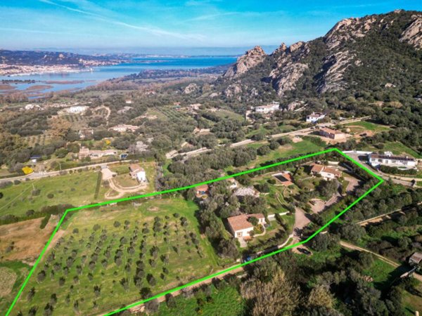 casa indipendente in vendita ad Arzachena in zona Baja Sardinia