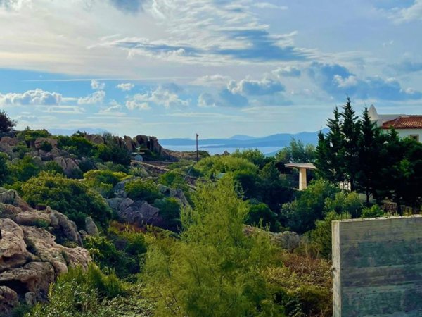 villa in vendita ad Arzachena in zona Abbiadori