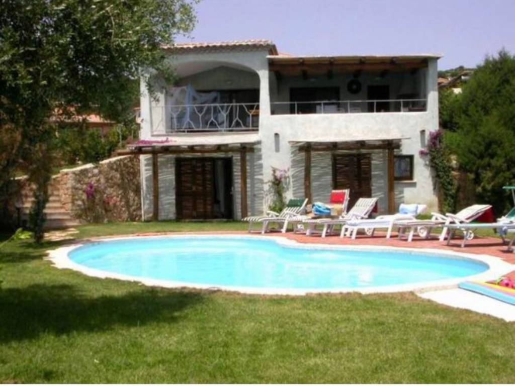 casa indipendente in vendita ad Arzachena in zona Abbiadori