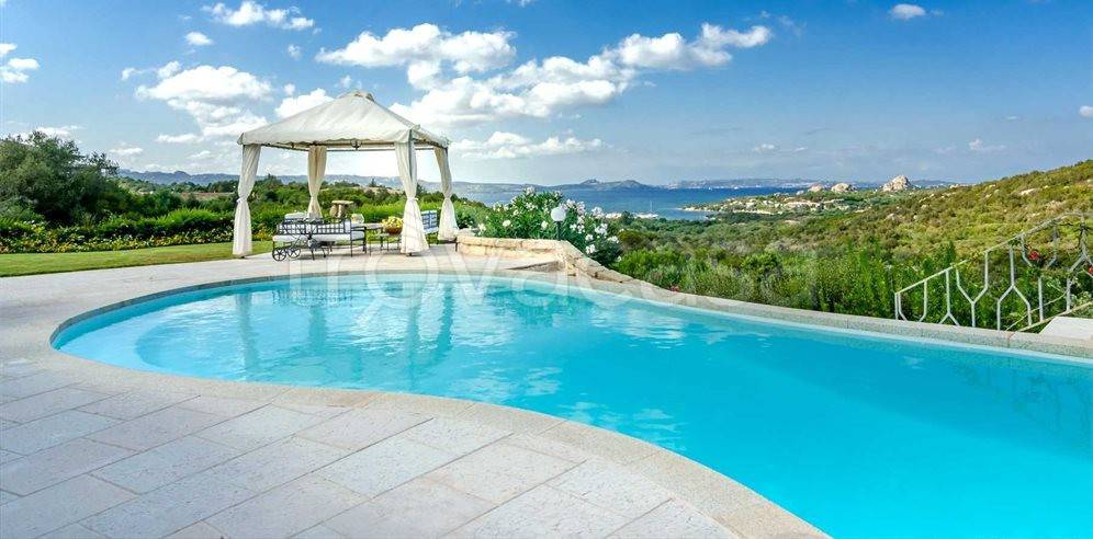 casa indipendente in vendita ad Arzachena in zona Baja Sardinia