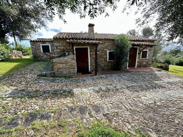 casa indipendente in vendita ad Arzachena in zona Cannigione