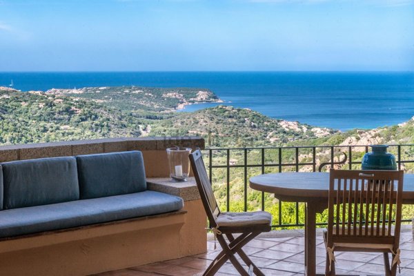 casa indipendente in vendita ad Arzachena in zona Abbiadori