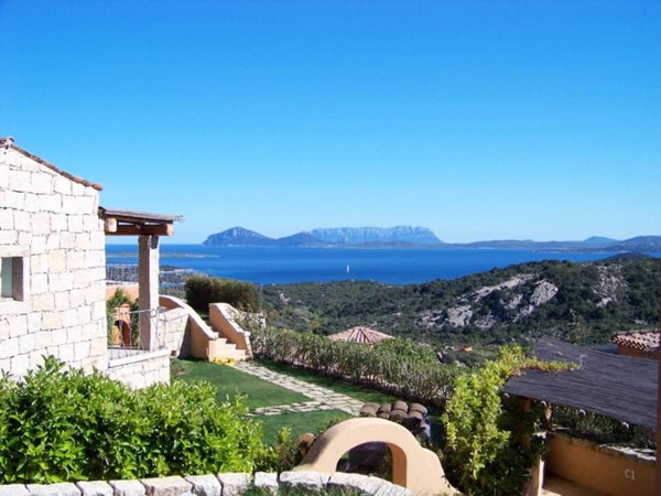 casa indipendente in vendita ad Arzachena in zona Abbiadori