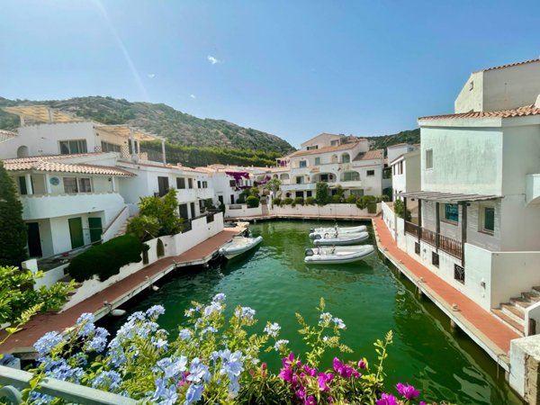 appartamento in vendita ad Arzachena in zona Poltu Quatu