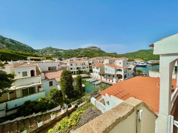 appartamento in vendita ad Arzachena in zona Poltu Quatu