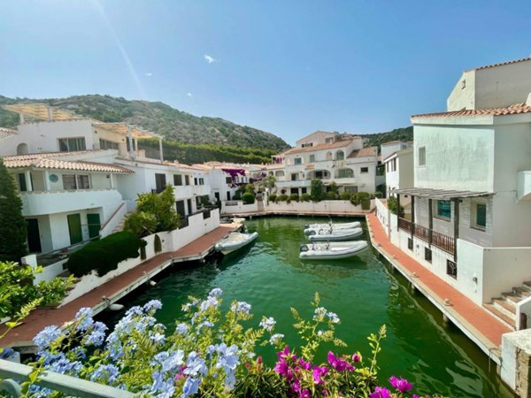 appartamento in vendita ad Arzachena in zona Poltu Quatu