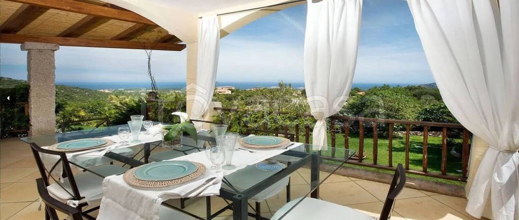 casa indipendente in vendita ad Arzachena in zona Pantogia