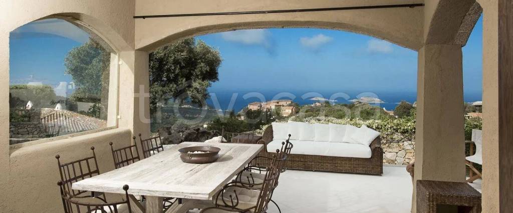 casa indipendente in vendita ad Arzachena in zona Pantogia