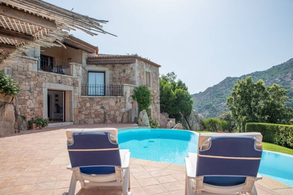casa indipendente in vendita ad Arzachena in zona Abbiadori