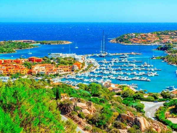 appartamento in vendita ad Arzachena in zona Abbiadori
