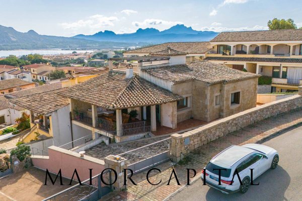 casa indipendente in vendita ad Arzachena in zona Cannigione