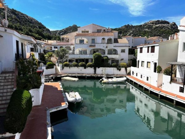 appartamento in vendita ad Arzachena in zona Baja Sardinia