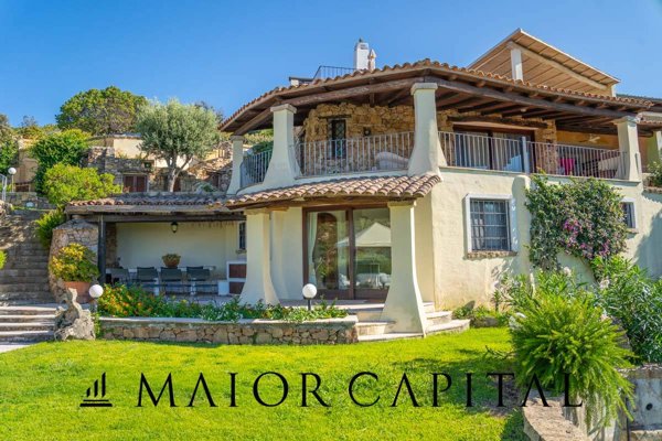 casa indipendente in vendita ad Arzachena in zona Baja Sardinia
