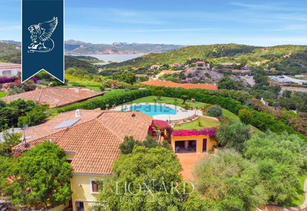 casa indipendente in vendita ad Arzachena in zona Baja Sardinia