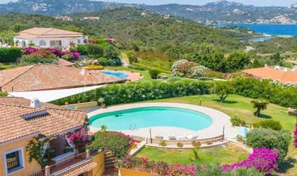 casa indipendente in vendita ad Arzachena in zona Baja Sardinia