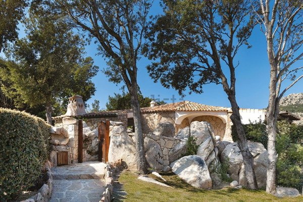 casa indipendente in vendita ad Arzachena in zona Abbiadori