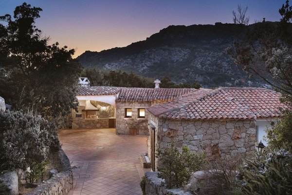 casa indipendente in vendita ad Arzachena in zona Abbiadori