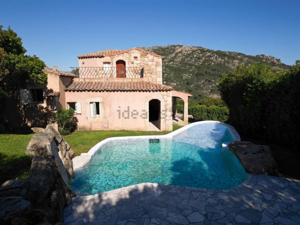 casa indipendente in vendita ad Arzachena in zona Pantogia