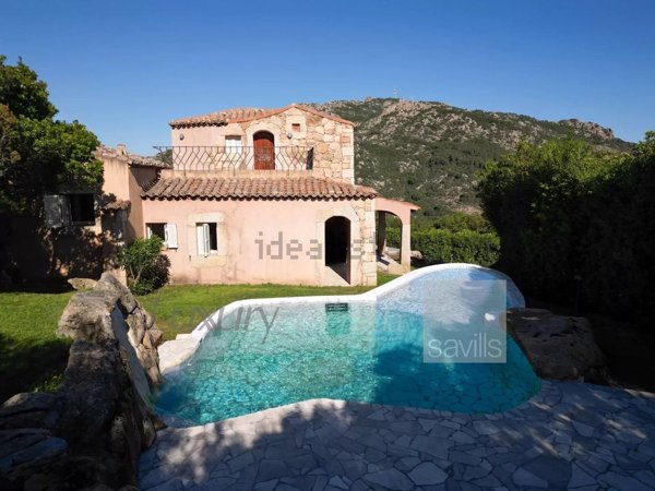 casa indipendente in vendita ad Arzachena in zona Pantogia