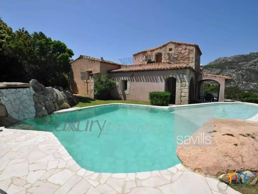 casa indipendente in vendita ad Arzachena in zona Pantogia