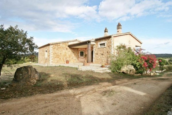 casa indipendente in vendita ad Arzachena in zona Baja Sardinia