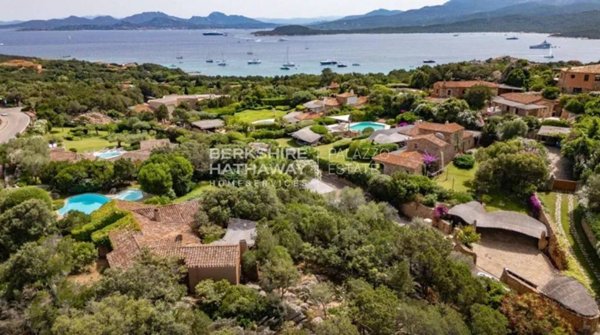 casa indipendente in vendita ad Arzachena in zona Capriccioli