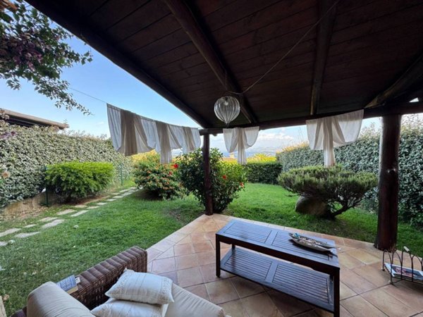 appartamento in vendita ad Arzachena in zona Abbiadori