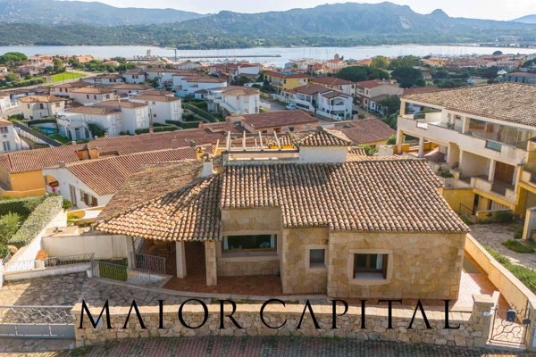 casa indipendente in vendita ad Arzachena in zona Cannigione