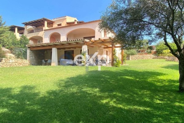 casa indipendente in vendita ad Arzachena in zona Abbiadori