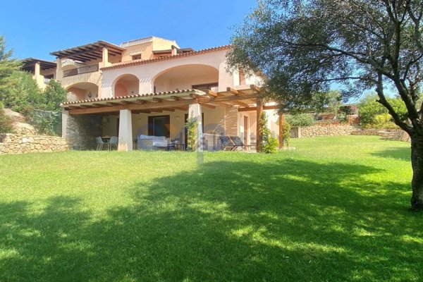 casa indipendente in vendita ad Arzachena in zona Abbiadori