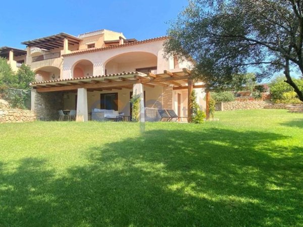 casa indipendente in vendita ad Arzachena in zona Abbiadori