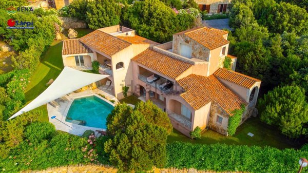 casa indipendente in vendita ad Arzachena in zona Abbiadori