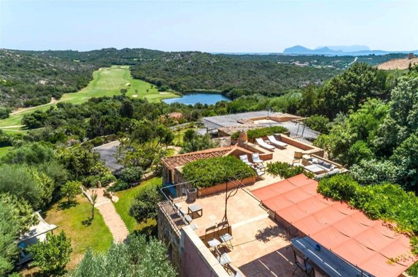 casa indipendente in vendita ad Arzachena in zona Romazzino