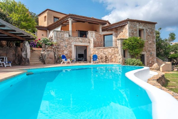 casa indipendente in vendita ad Arzachena in zona Abbiadori